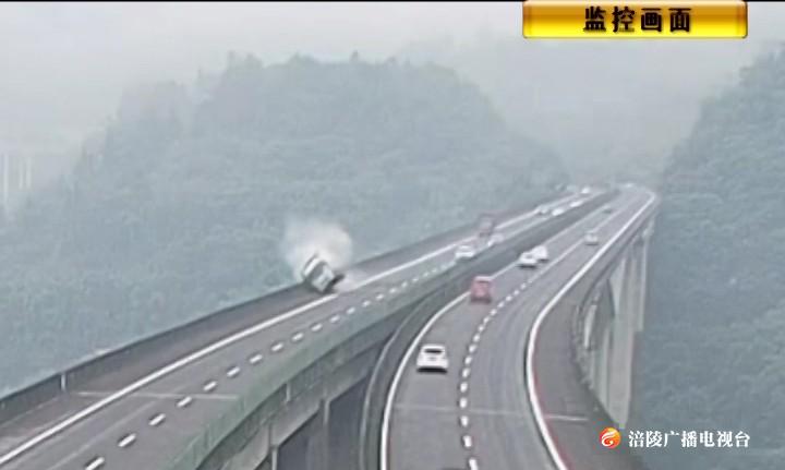 货车高速路爆胎险坠桥 监控还原惊险一幕