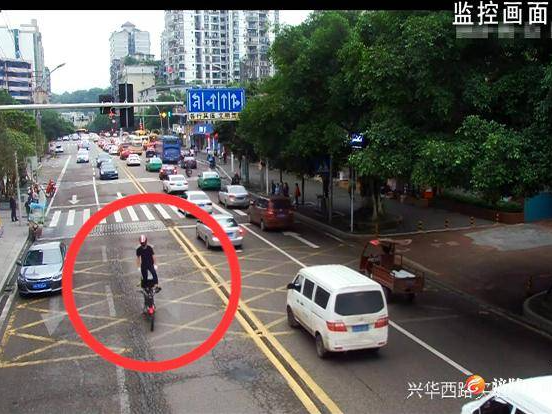 男子闹市骑行炫技 涉嫌无证驾驶被拘！