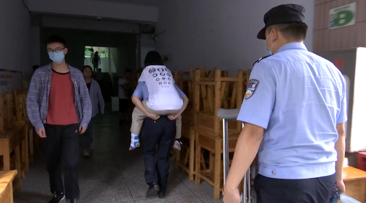 关注中高考：高考学子脚部骨折  民警爱心接力背进考场