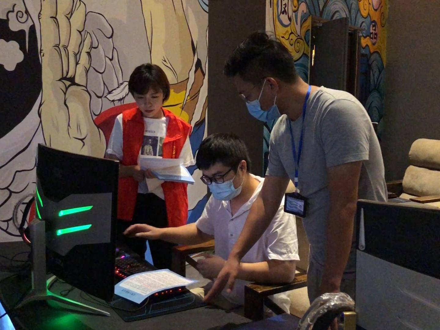 文明上网齐倡议 志愿服务进网吧