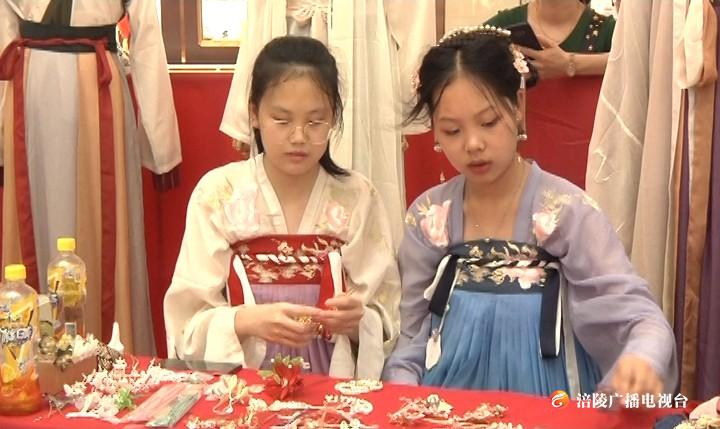 【我们的节日】穿着汉服过端午 传承传统文化