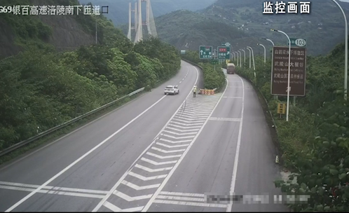 男子高速超车道停车看路标    一查竟是无证驾驶