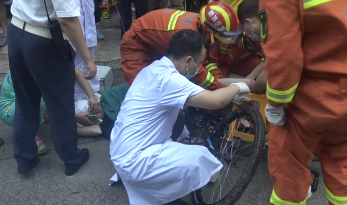 刹车把手插进男孩大腿   众人合力暖心施救