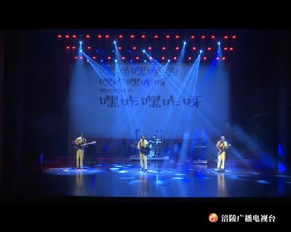 ​“方言”乐队大剧院激情开唱 重庆话歌曲嗨翻全场