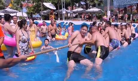 高温来袭 水上拔河享清凉