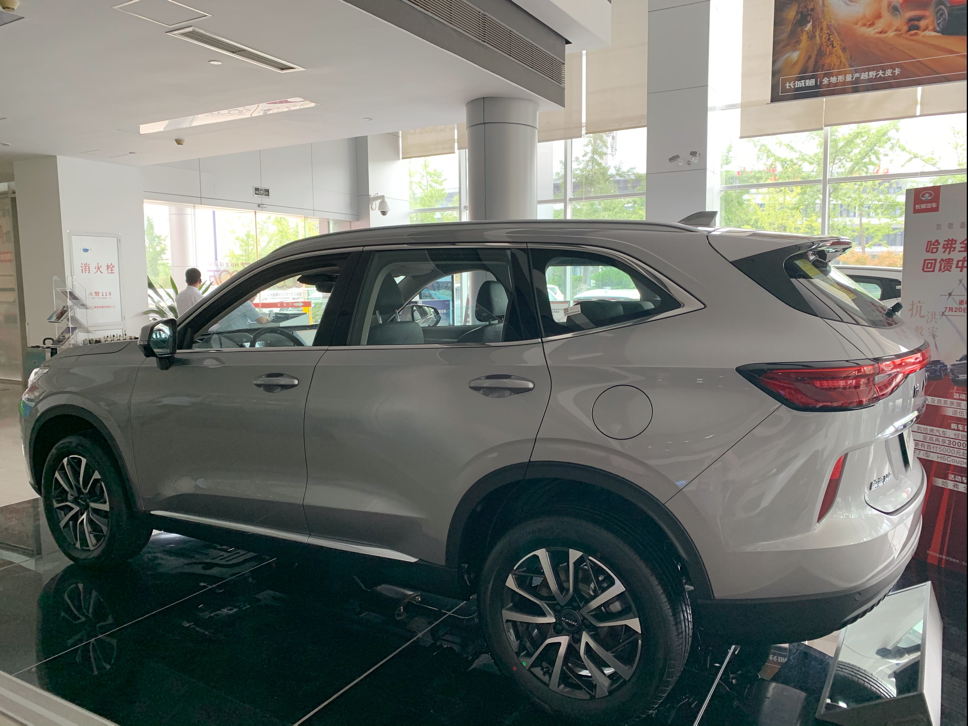 走，看新车，拿礼品！