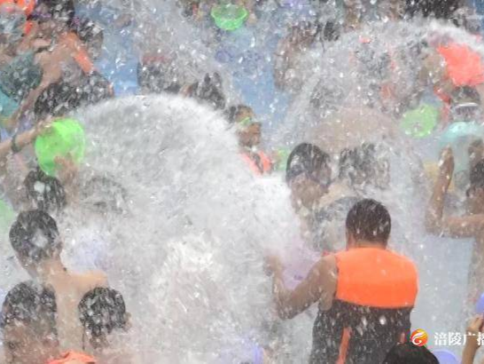 夏日炎炎 水上乐园享清凉