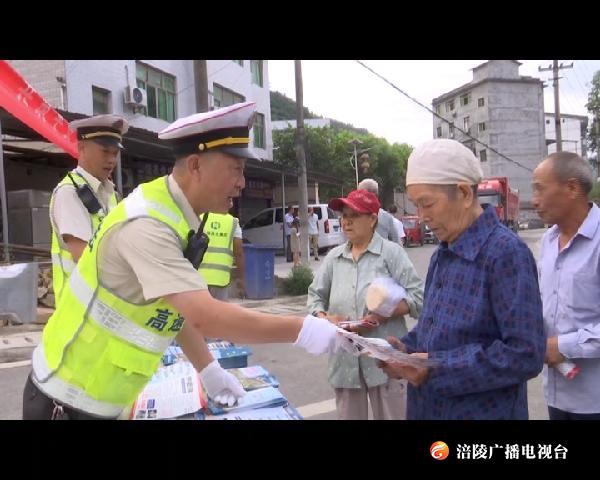 高速执法部门开展梓白高速通车前法制宣传