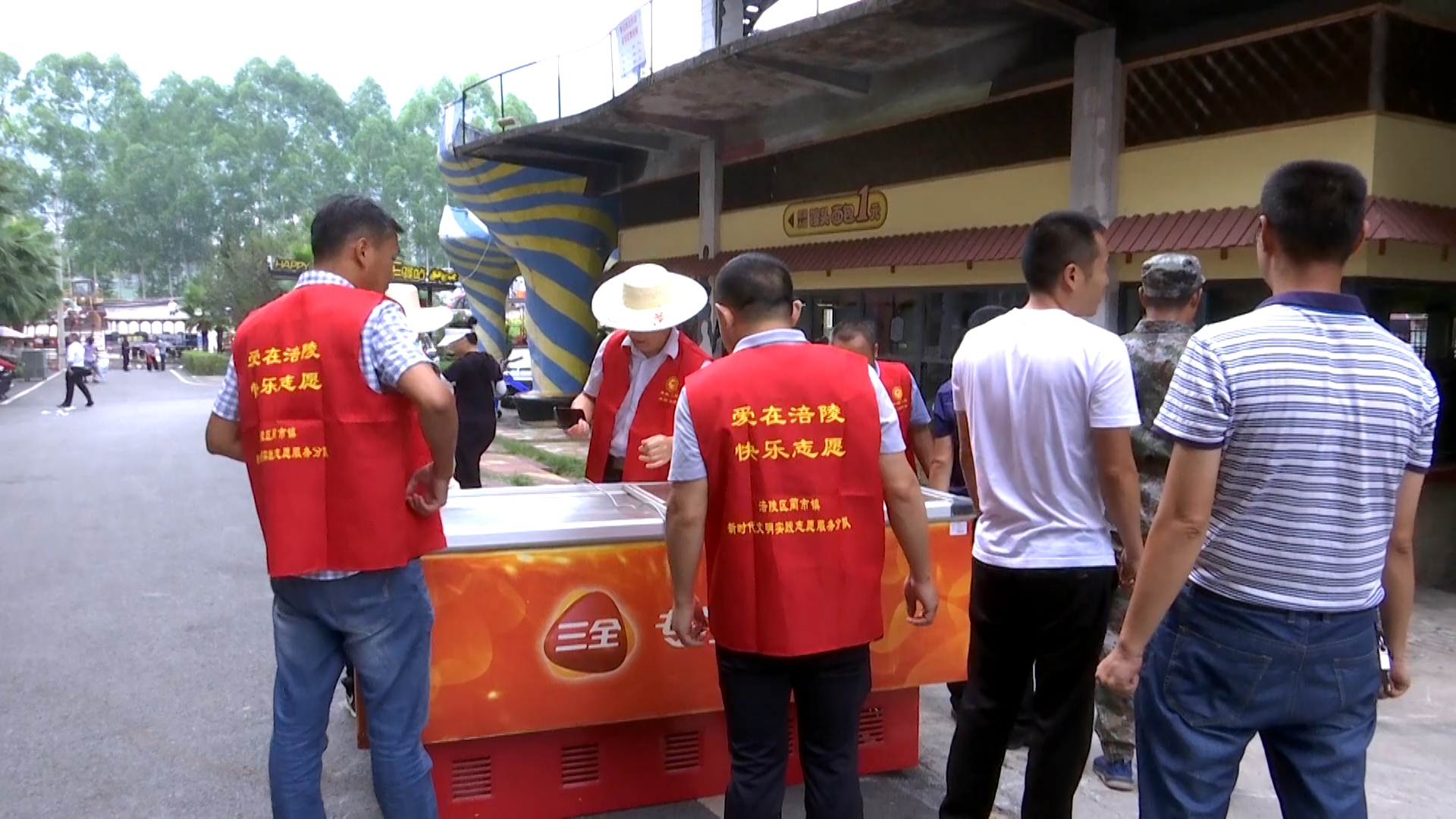 长江涪陵段水位持续上涨 沿江群众和物资紧急转移