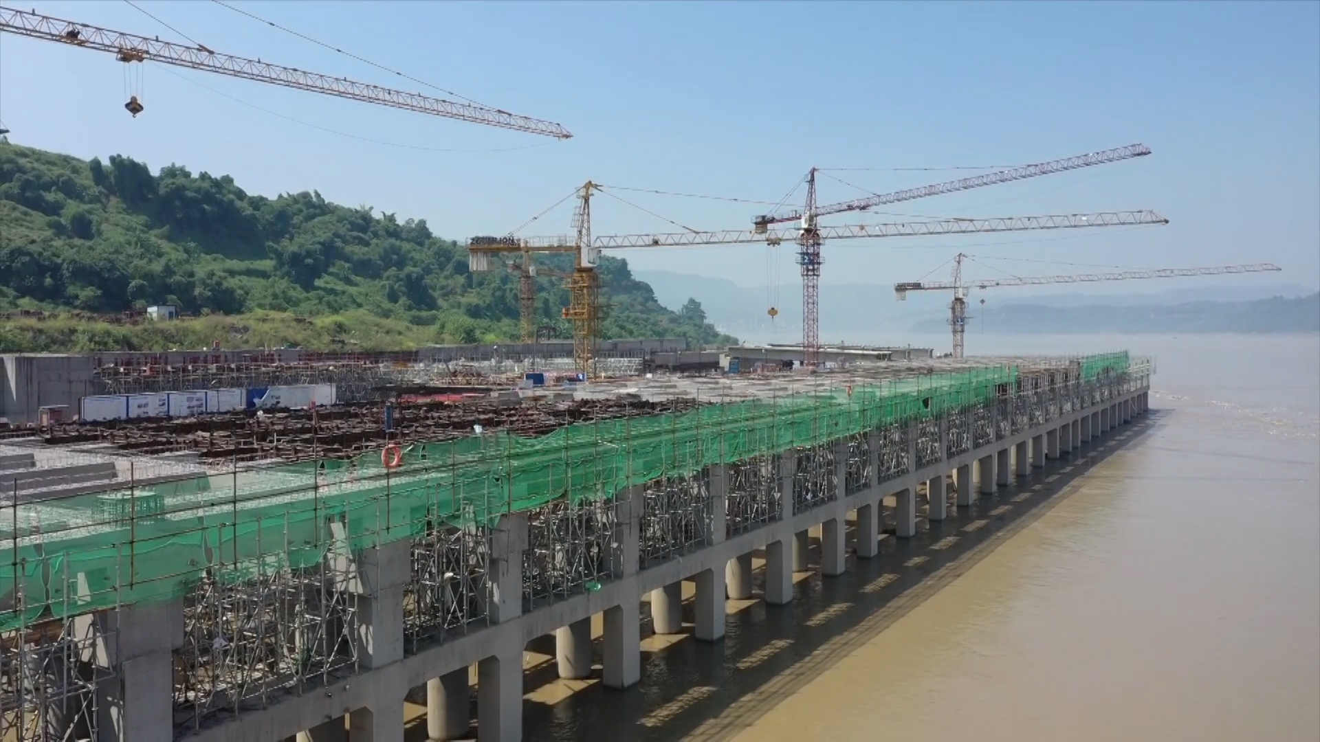 洪峰过后   龙头港全力恢复顶层梁系浇筑