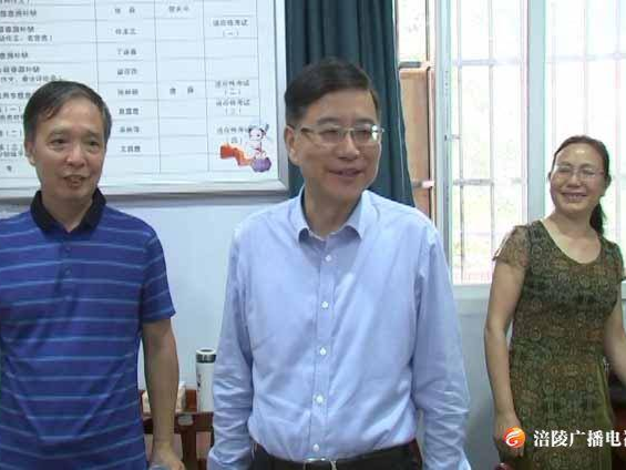 区四大班子领导开展教师节慰问活动