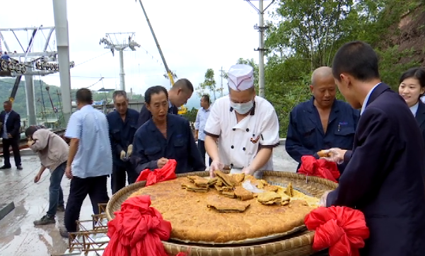 ​【我们的节日】“超级月饼”送工地  温暖异乡建设者