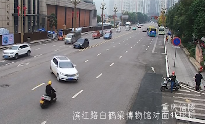 摩托被撞空翻360°     驾驶员戴头盔保住一命