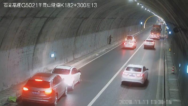 小车高速路上出故障，司机拿柚子当警示牌“惹祸”