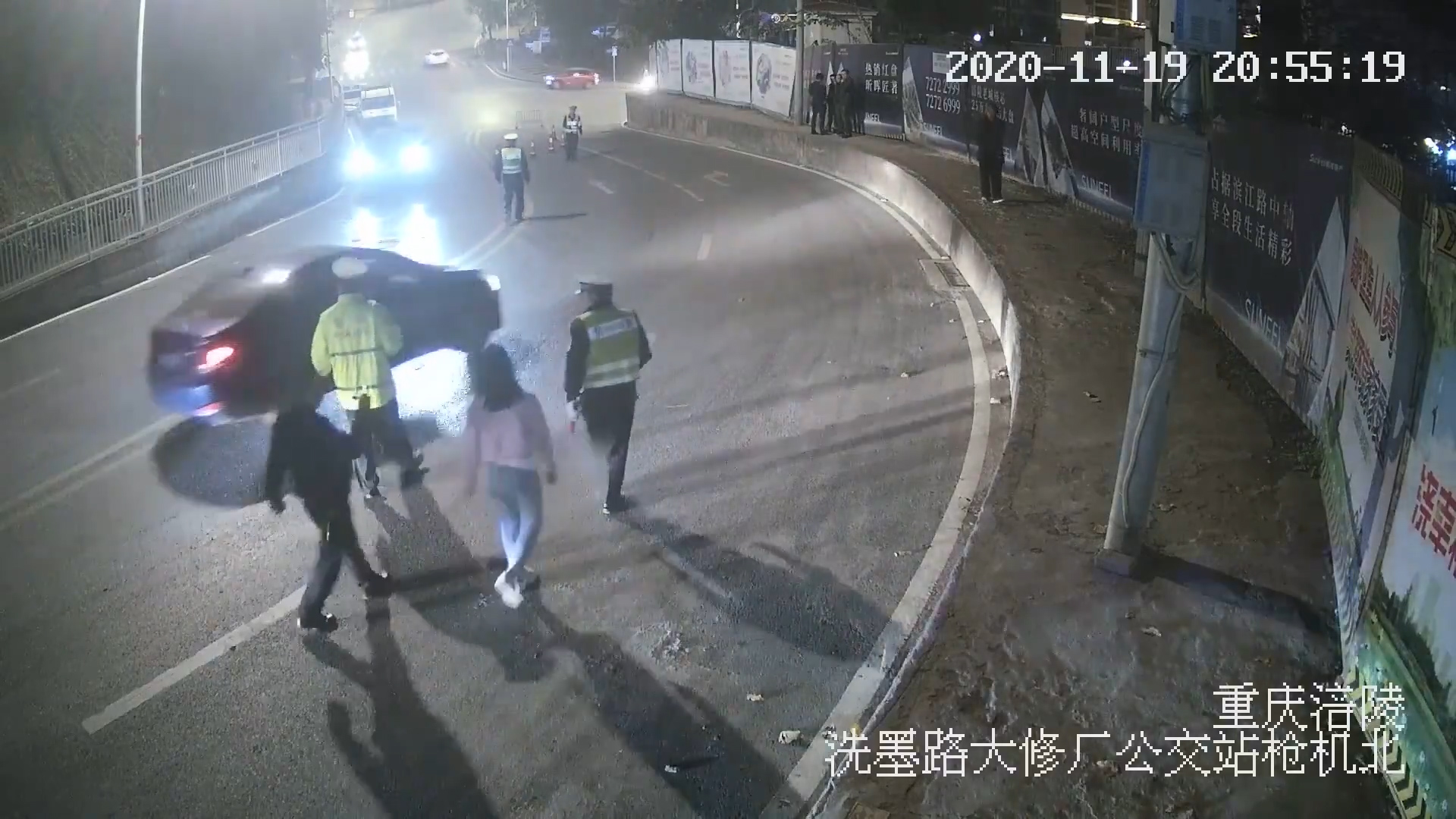 女子酒驾遇检查，倒车欲逃险酿事故