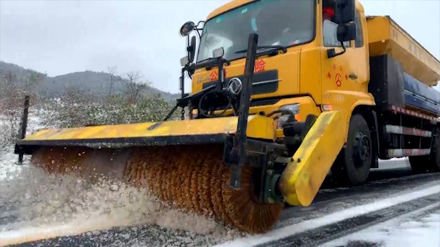 涪陵：高海拔地区道路积雪达10公分   多部门联合除雪保障