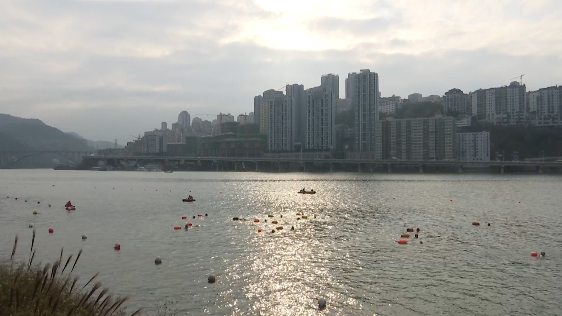 【今日大雪】劈波斩浪战寒冬，冬泳健身正当时
