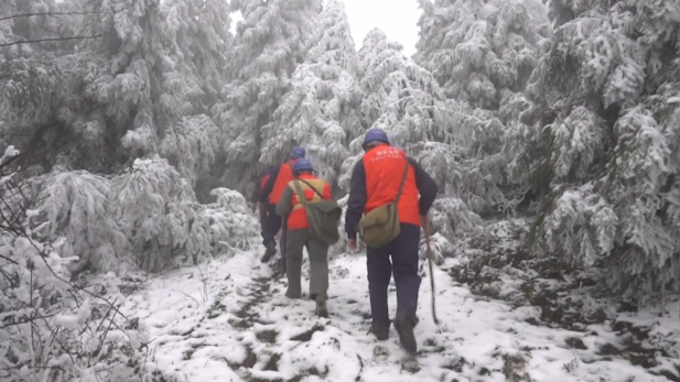 电力巡线人：10年风雪“约定” 踏雪跋涉守护用电安全