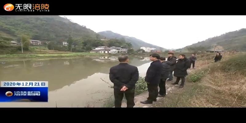 冉义明巡查小溪河