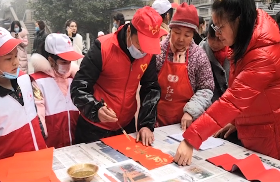 义写春联送祝福 墨香情深迎新春