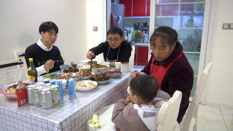 “1+3＞4”   温情年夜饭吃出家的味道！