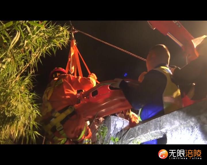 男子骑车“玩特技”飞下6米深沟  消防人员垂降施救