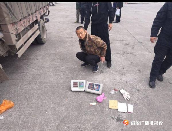 你们的良心不会痛吗？下乡收粮“耍秤”蒙骗农户！