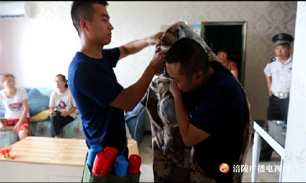 马蜂做客窗台，消防蜀黍来帮忙！