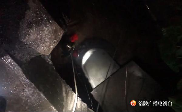 险！老人桥下被洪水困 消防人员温暖施救