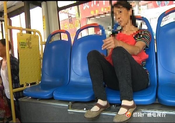 公交车上的这些不文明行为，STOP!