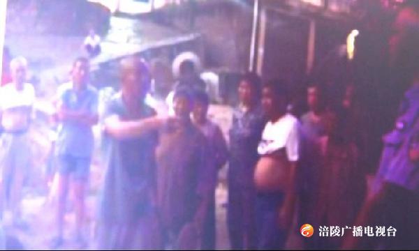 男子酒后用石块阻路 公安民警教科书般执法