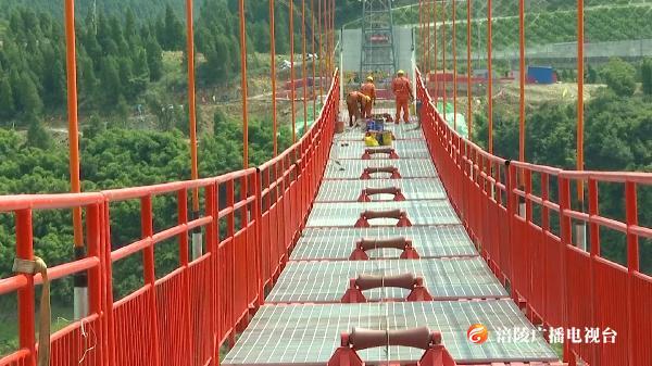 南涪天然气管道乌江悬索跨越工程开始桥面铺装