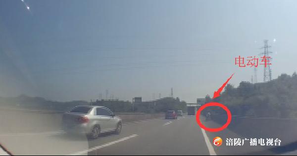 男子骑电动车误入高速，导航：这个锅我不背！
