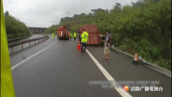 凉凉！司机一个动作没做好，货车翻了“身”