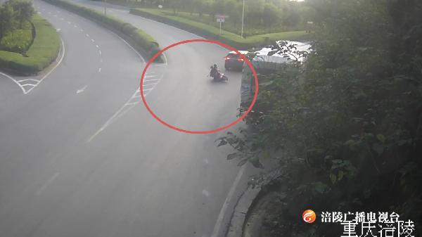 粗心司机挂翻摩托未察觉，险被认定肇事逃逸