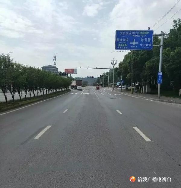司机请注意：涪高中到恒大的红绿灯路口道路地标线有调整！