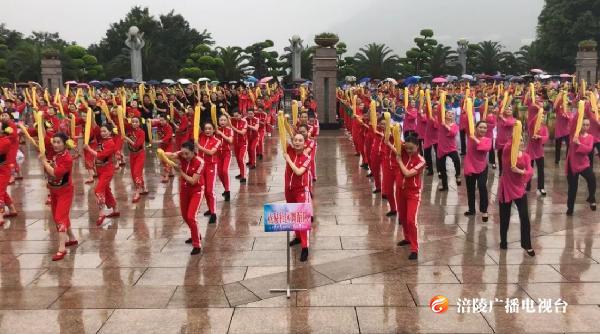 广场舞大赛上来了一帮纯爷们儿！