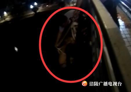 险！男子要跳桥轻生 民警套绳悬空施救