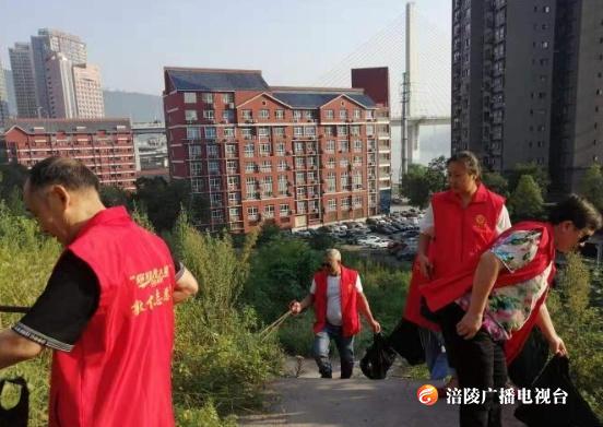 涪陵这个社区开展地毯式大清扫  营造创卫浓厚氛围！