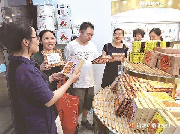 涪陵月饼市场火爆 榨菜麻饼被抢断货！