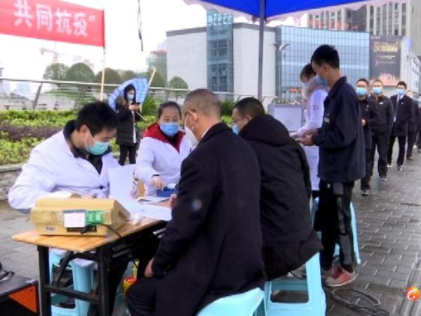 学雷锋 | 党员志愿者暖心支援抗疫一线