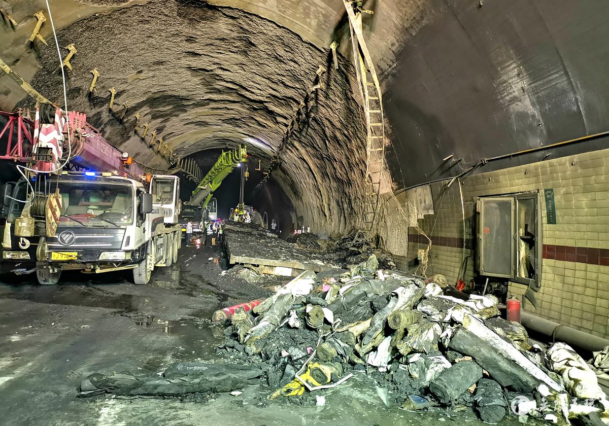 山西晋城一在建隧道塌方 致1人死亡5人被困(图)|塌方_新浪新闻