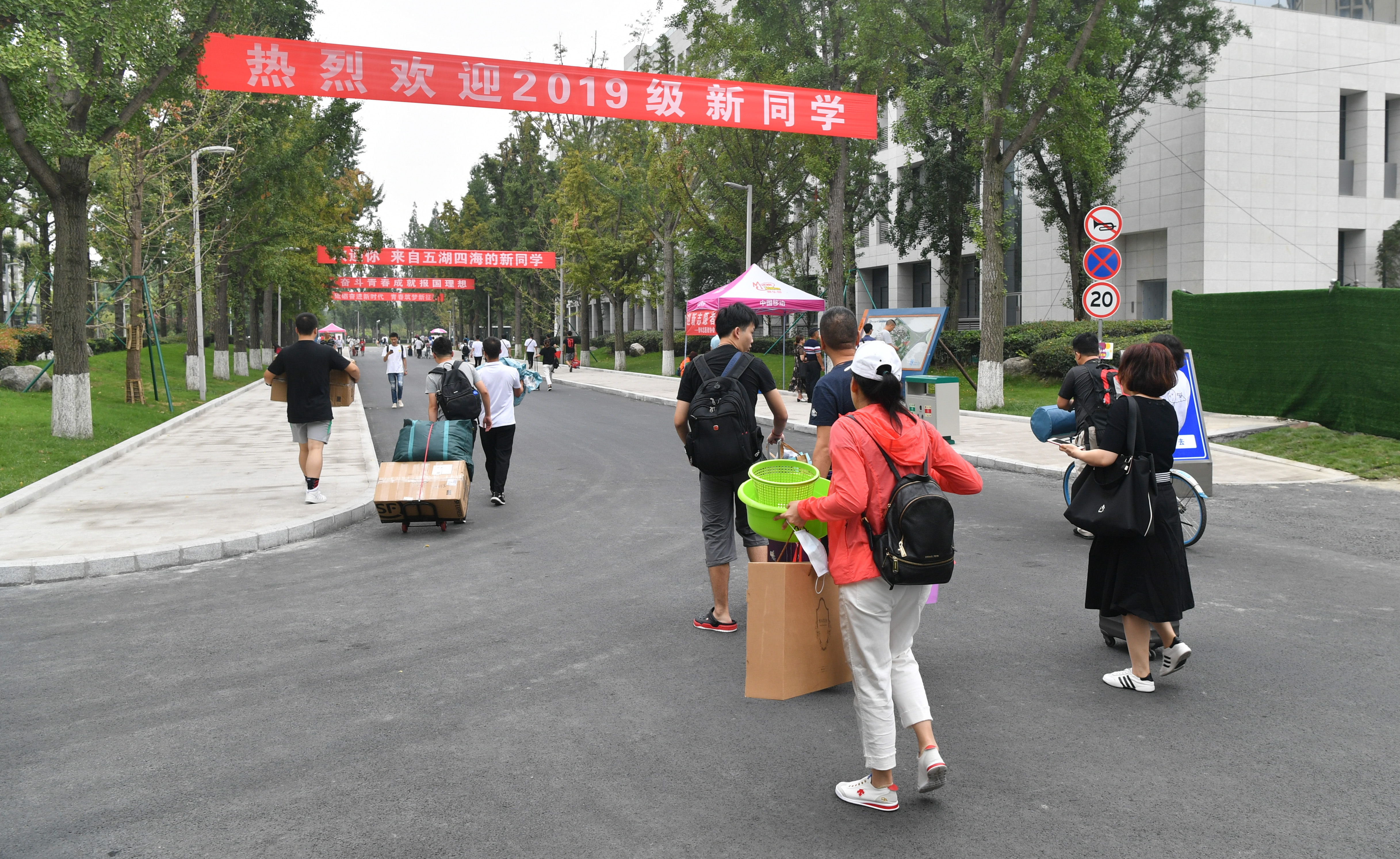 8月的最后两天是电子科大清水河校区大一新生报到的日子.