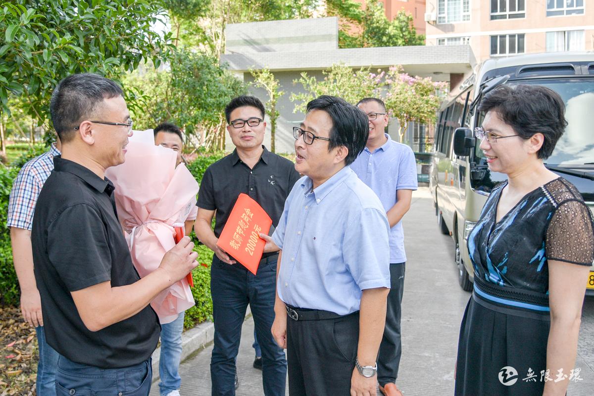 9月6日下午,市人大常委会主任施红兵来到清港小学,楚门一中,楚门中